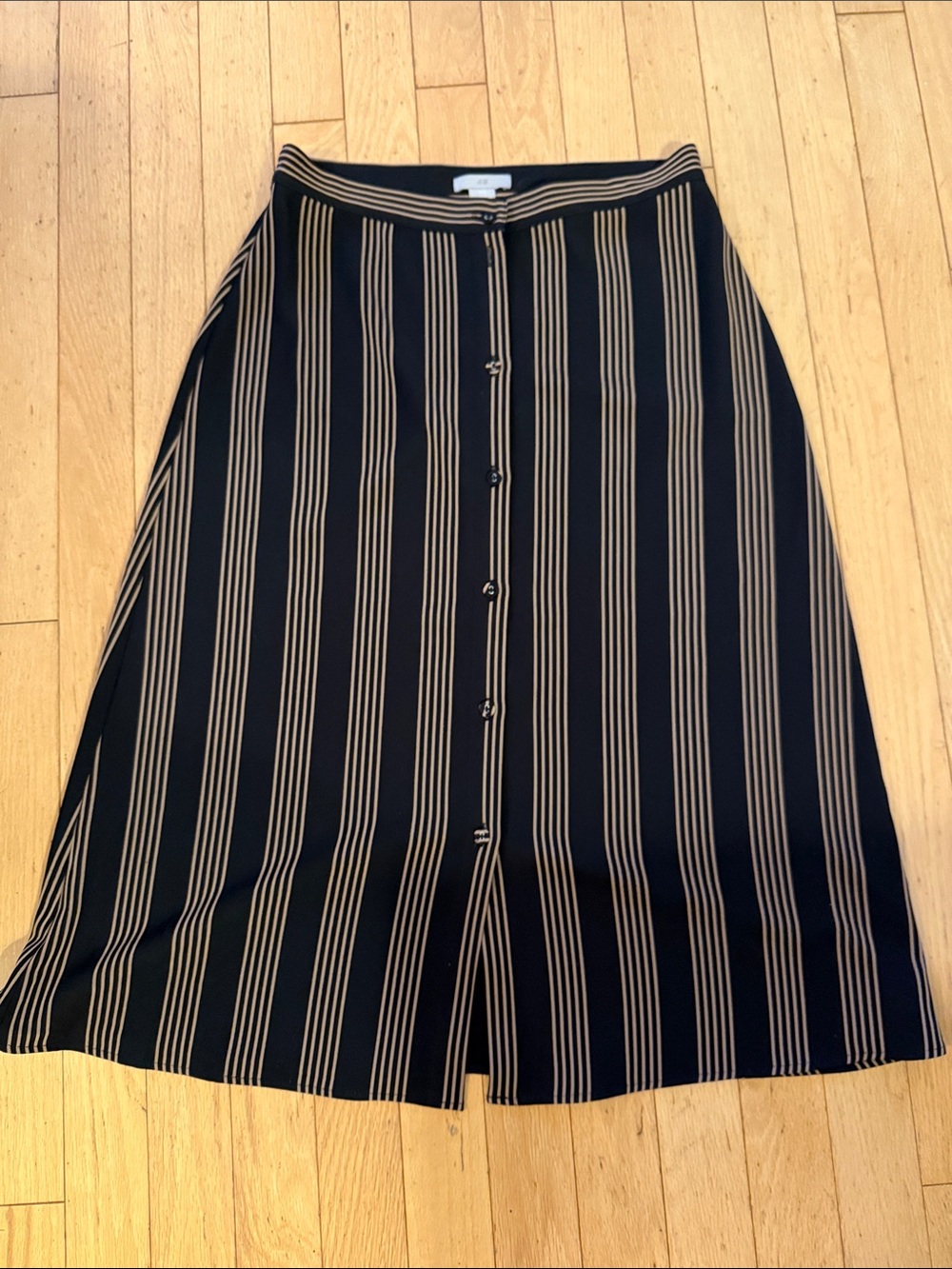 H&M skirt size 8 29" long black gold stripe